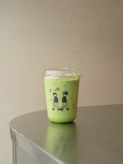 Vaso de matcha con personajes dibujados de hema