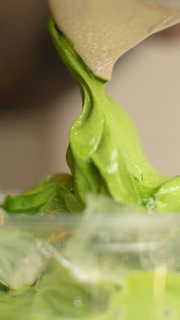 Matcha cremoso vertido sobre una bebida con hielo