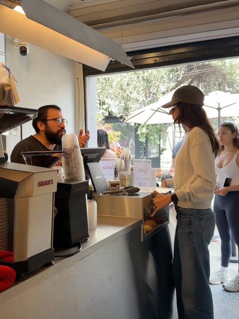 Clientes platicando con el equipo en el mostrador de hema